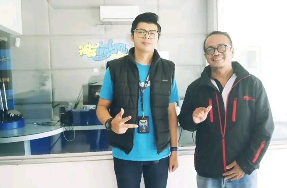 Penulis saat berkunjung ke studio Hits Unikom Radio di Jalan Dipati Ukur No. 103, Bandung, untuk berburu stiker radio. (Sumber: Agus Wahyudi)
