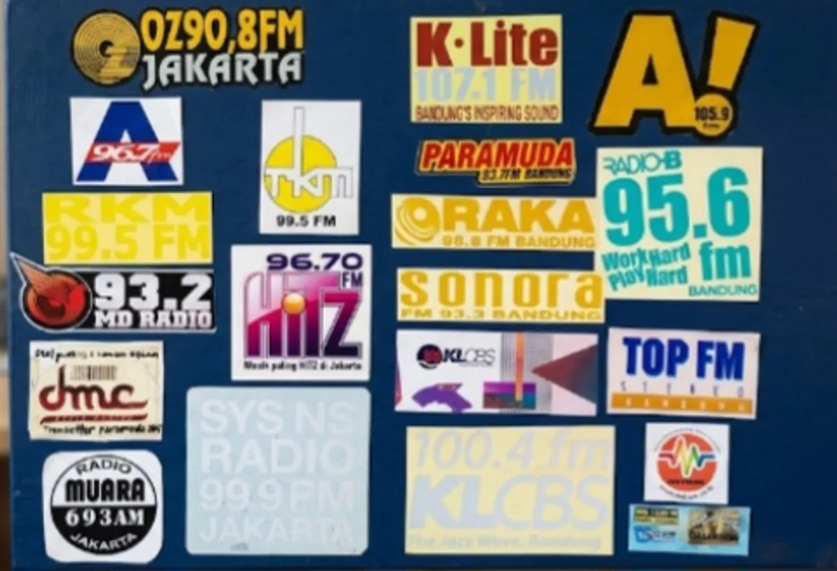 Koleksi stiker radio swasta dari sejumlah stasiun radio di Jakarta dan Bandung. (Sumber: Foto dan koleksi Kin Sanubary)