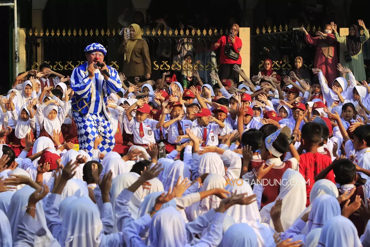 Anggota Komunitas Badut Necis (Badut Nyentrik Bandung Cimahi Sauyunan) MPLS di SD Negeri Cibeber. (Sumber: Ayobandung.com | Foto: Irfan Al-Faritsi)