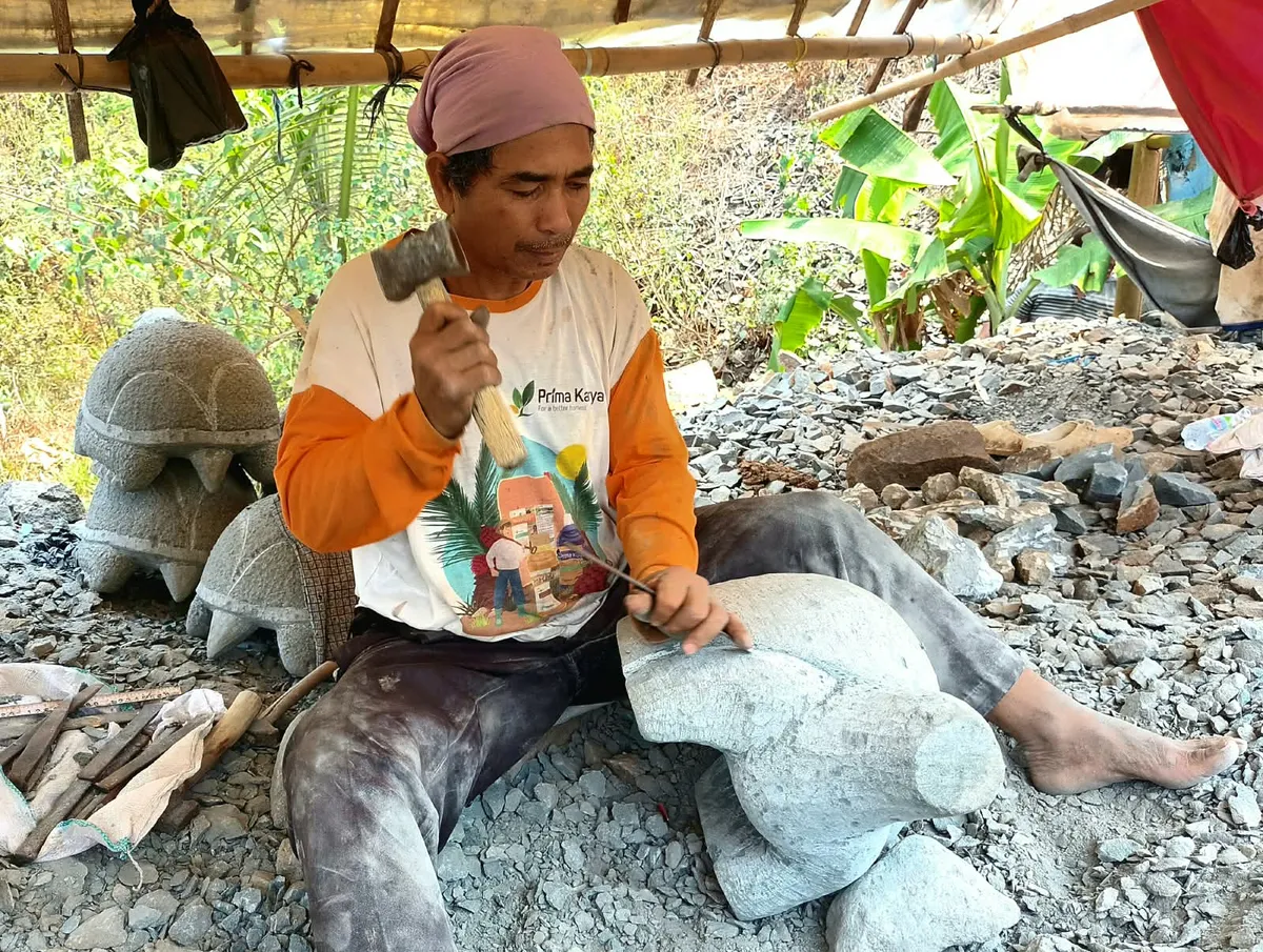 Hasil kerajin patung kuyabatok dari batu di Kampung Ciawitali, Desa Cipangeran, Kecamatan Batujajar, Kabupaten Bandung Barat, memenuhi pesanan dari Jepara, Jawa Tengah, untuk diekspor ke Korea. (Sumber: T Bachtiar)