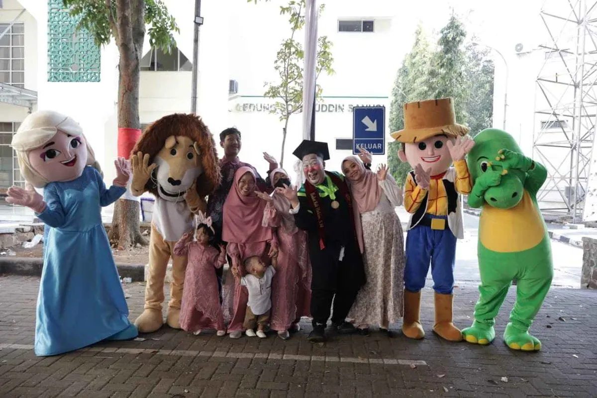 Identitas profesi menjadi momen berharga sebagai bentuk rasa syukur dan cara berbagi kebahagiaan (Sumber: Dokumentasi istimewa/ Kak Hakim (@badutbandung_kakhakim12))