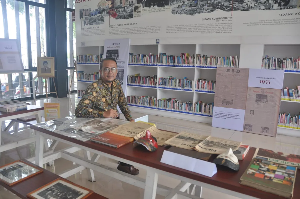 Kin Sanubary bersama koleksi koran lawas dalam sebuah pameran di Micro Library Asia Afrika, Bandung. (Sumber: Agus Wahyudi)