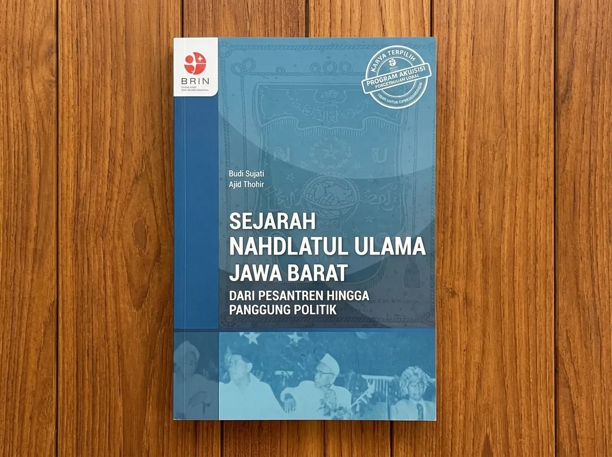 Buku "Sejarah Nahdlatul Ulama Jawa Barat: Dari Pesantren hingga Panggung Politik (Penerbit BRIN, 2025) karya Budi Sujati dan Ajid Thohir. (Sumber: Dokumentasi Penulis | Foto: Badiatul Muchlisin Asti)