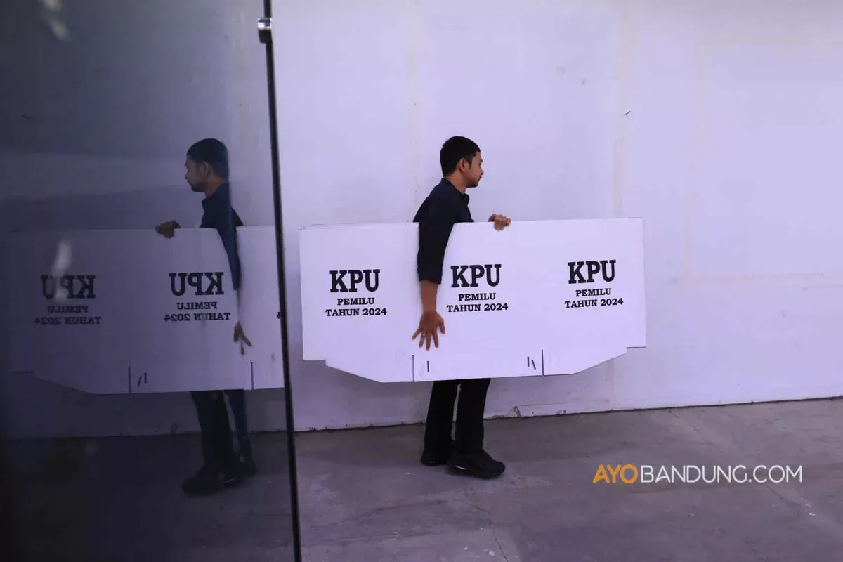 Petugas membawa bilik suara untuk pemilu 2024 di gudang logistik pemilu Kecamatan Sumur Bandung, Jalan Sumatera, Kota Bandung pada Kamis, 25 Januari 2024.