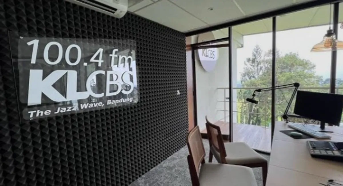 Radio KLCBS,  menjadi salah satu pelopor siaran melalui jalur FM dan mulai mengudara di FM sejak 1982. (Sumber: Istimewa)