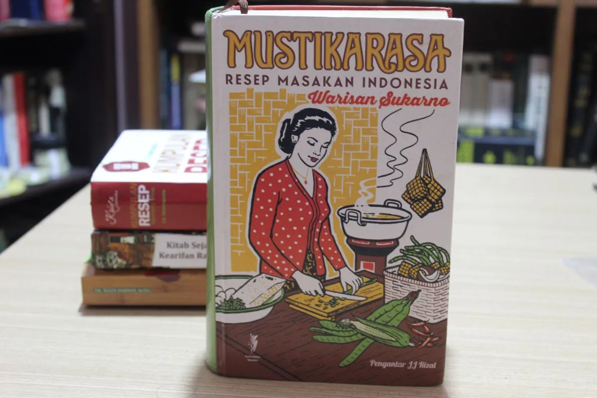 Buku kumpulan resep masakan Mustikarasa terbit pada tahun 1967. Proyek ini bermula dari instruksi Presiden Sukarno kepada Menteri Pertanian, Brigjen dr. Azis Saleh, pada tahun 1960. (Sumber: Dokumentasi Penulis | Foto: Badiatul Muchlisin Asti)