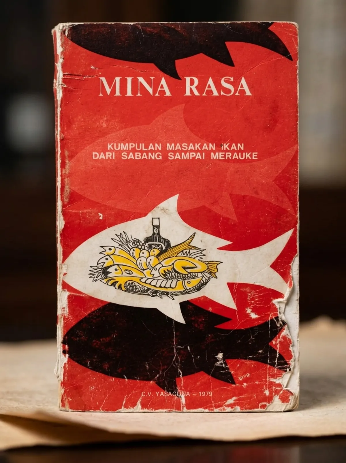 Buku "Mina Rasa: Kumpulan Masakan Ikan dari Sabang Sampai Merauke" (1977) bertujuan mengusung kampanye gizi guna menasionalisasikan konsumsi protein masyarakat lewat beragam olahan ikan dan udang. (Sumber: Dokumentasi Penulis | Foto: Badiatul Muchlisin Asti)