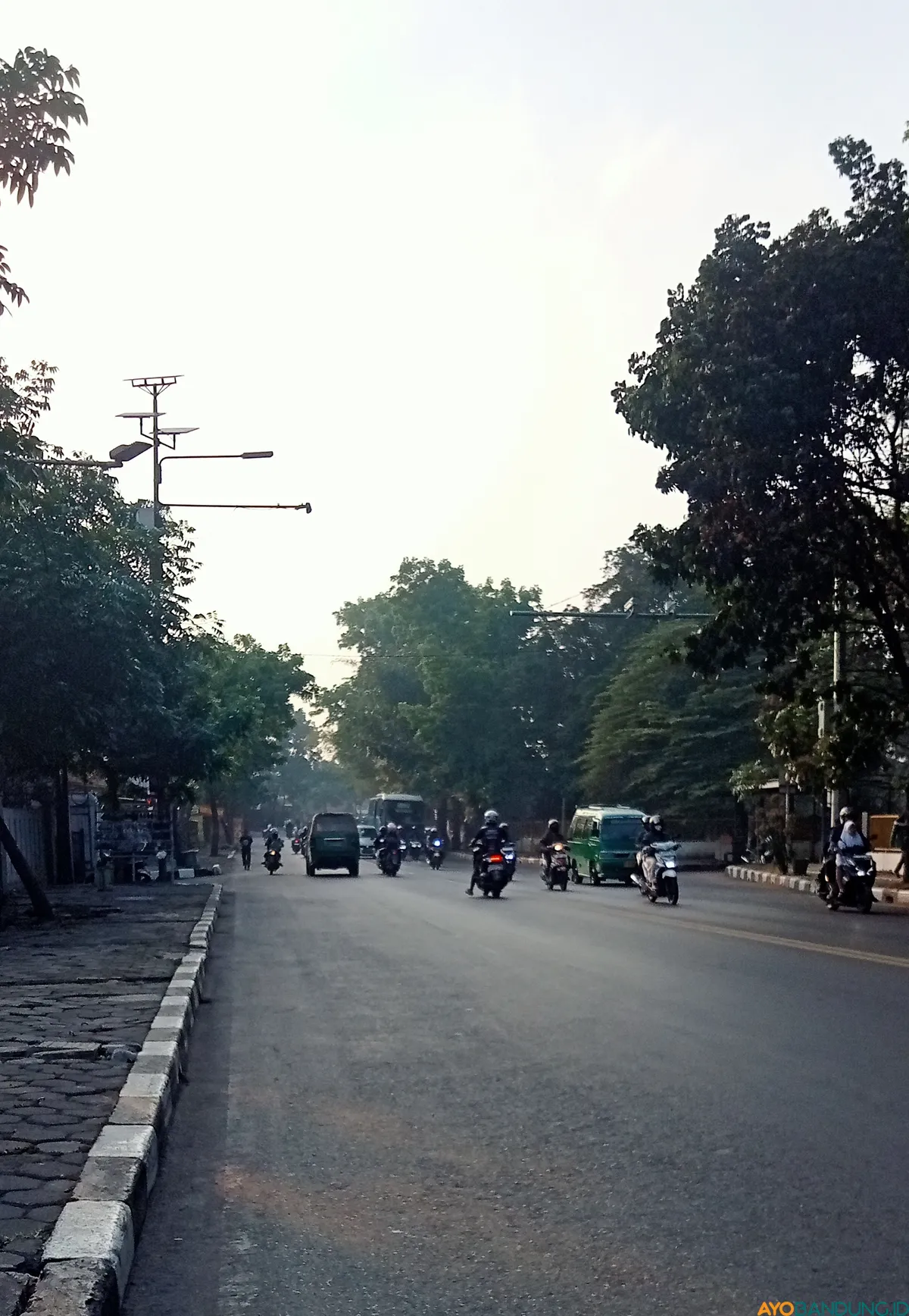 Jalan Raya Ujungberung, Kamis, 24 September 2026. (Sumber: ayobandung.id)