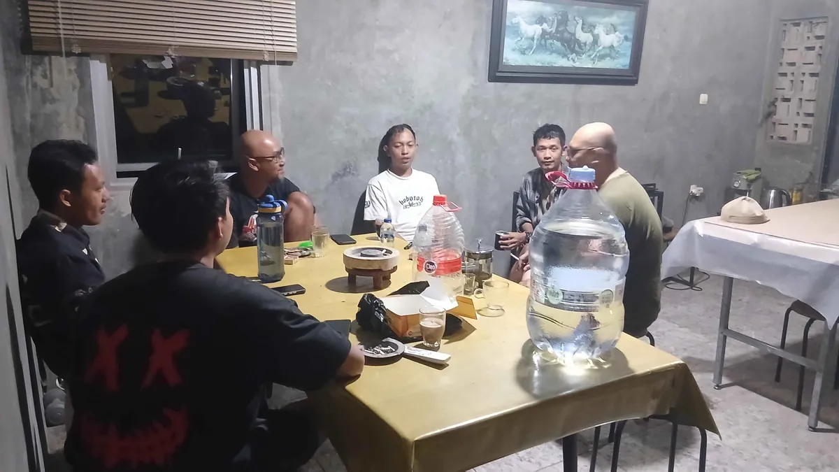 Diskusi D'Renced dalam proses rekaman lagu. (Foto: Penulis)