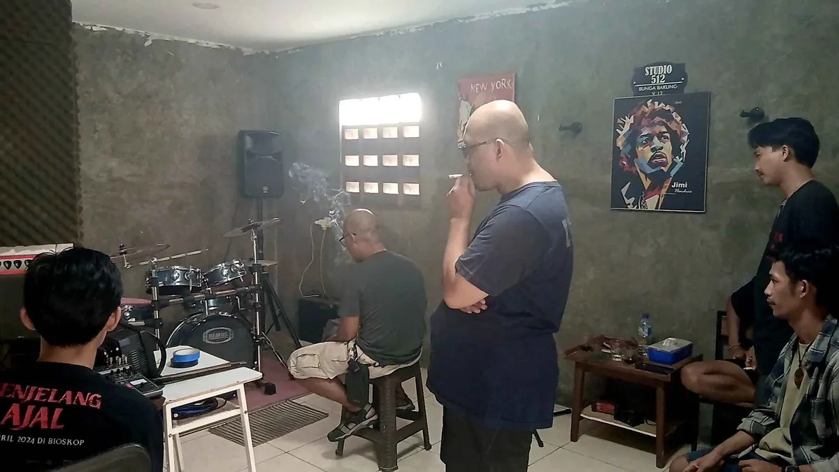 Mendengar hasil akhir rekaman lagu D'Renced (Foto: Penulis)