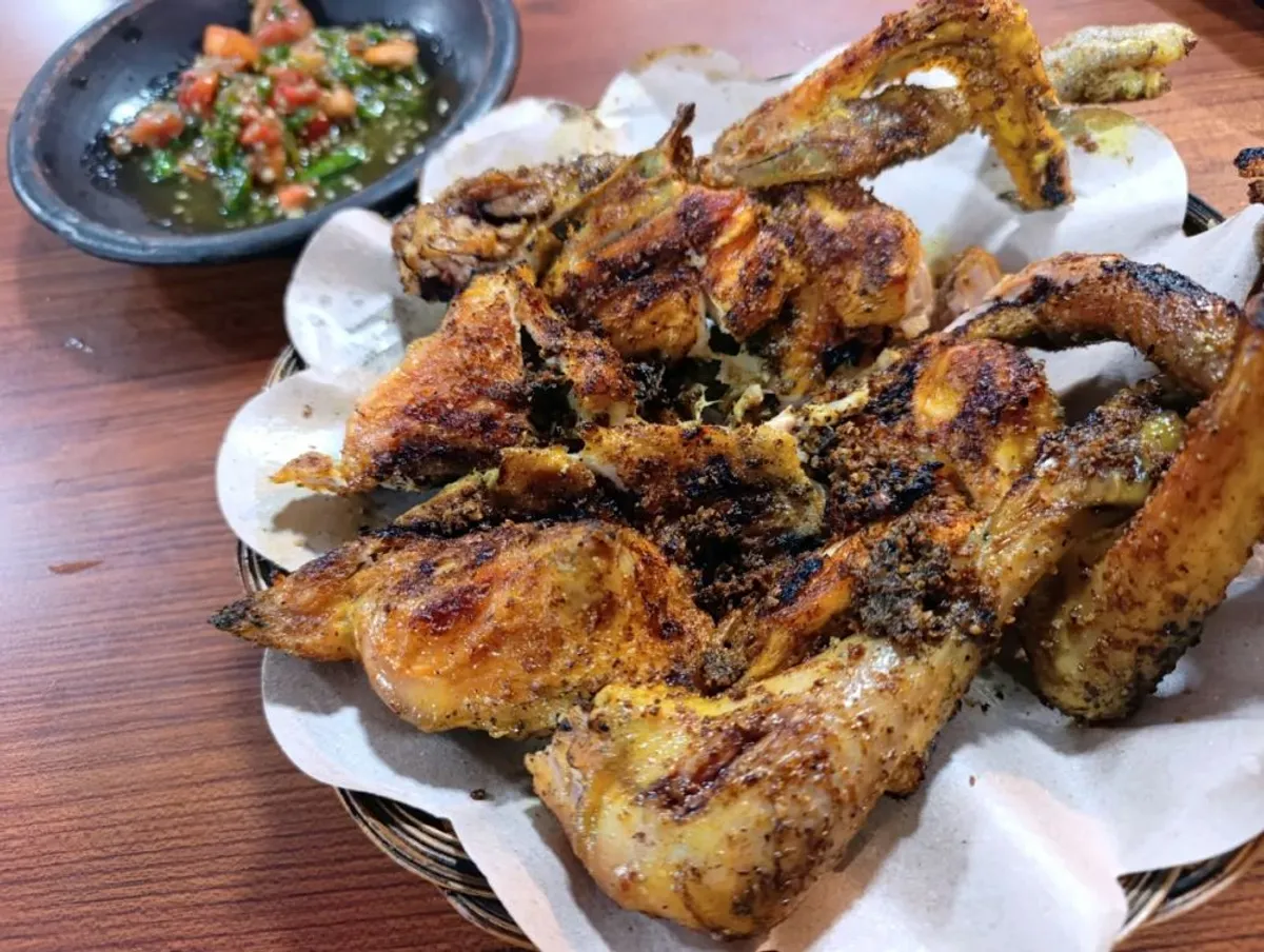 Bekakak Ayam, ayam kampung utuh berbalut bumbu yang dipanggang khas Bumi Pasundan. (Sumber: myeatandtravelstory.wordpress.com | Foto: Fachri Reza)