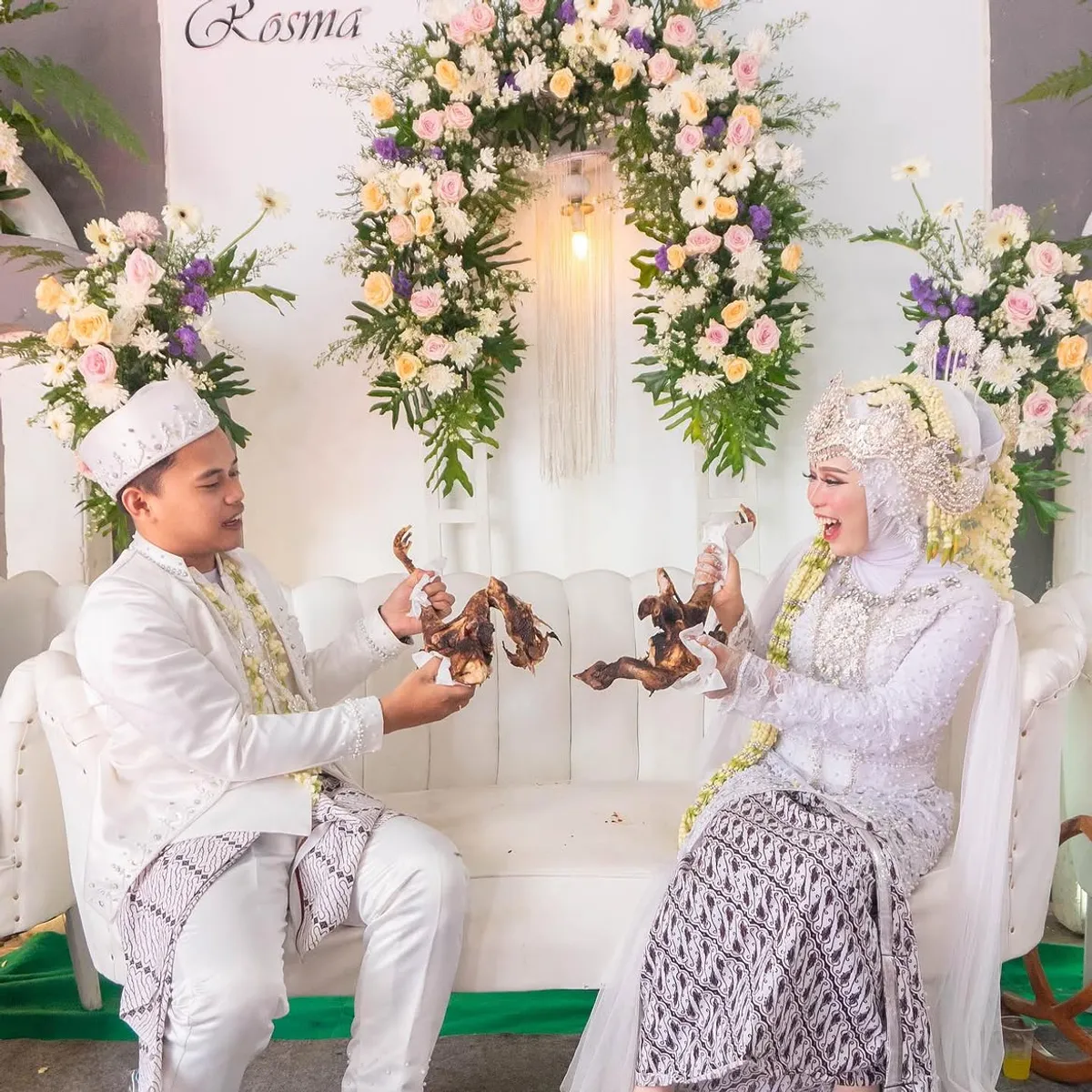 Tradisi Tarik Bakakak atau Patarik-tarik Bakakak dalam pernikahan adat Sunda. (Sumber: IG annisharz)