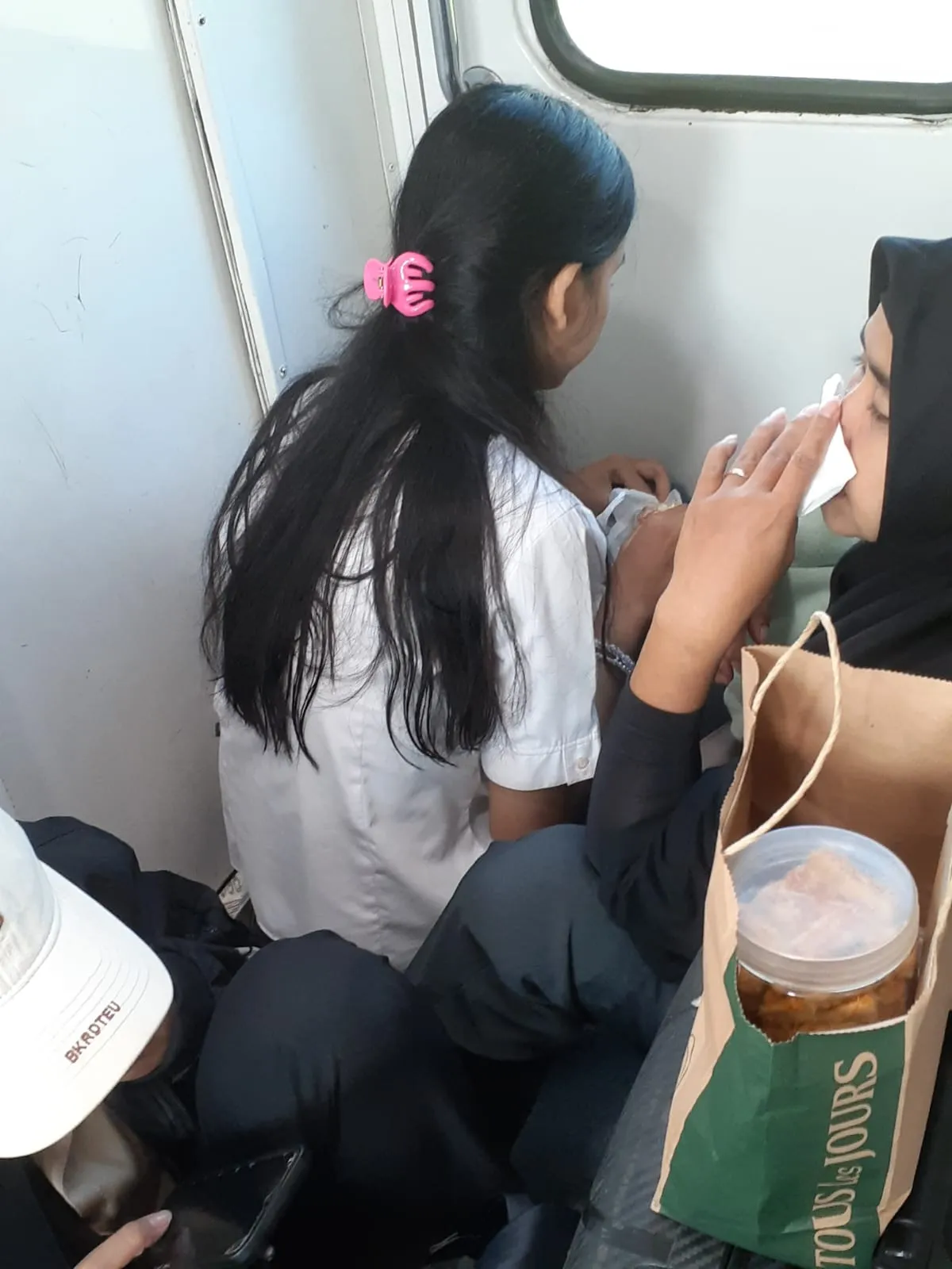 Seorang pelajar di gerbong KA komuter Bandung Raya (Sumber: dokpri | Foto: Sri Maryati)