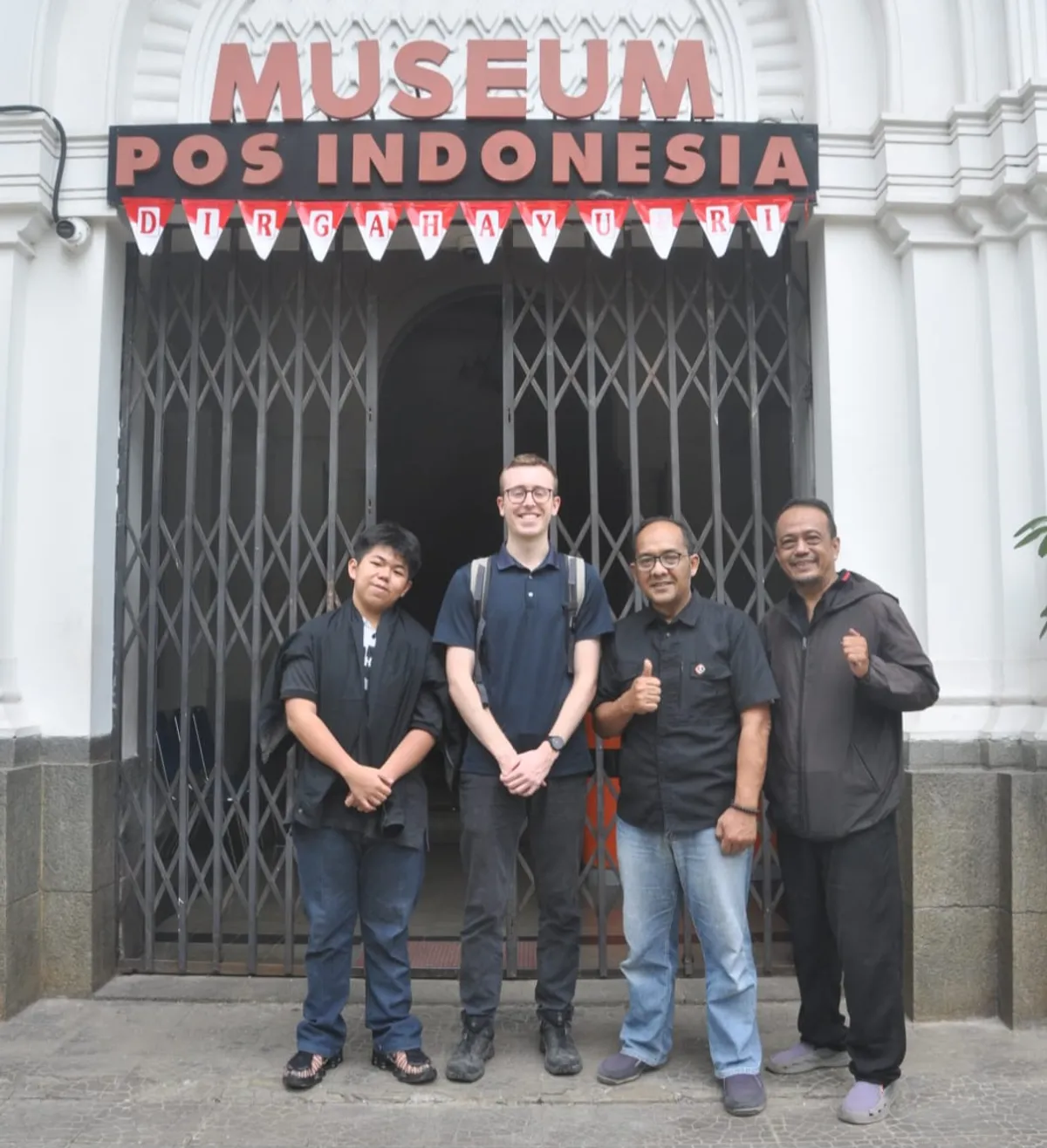Penulis dan pegiat literasi saat berkunjung ke Museum Pos Indonesia di Jalan Cilaki, kawasan belakang Gedung Sate, Bandung. (Foto: Agus Wahyudi)
