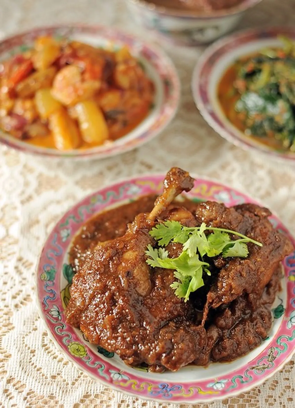 Itek Sioh, hidangan khas Peranakan Cina Melayu, yang dimasak menyambut perayaan tahun baru Imlek sebagai salah satu menu makan malam bersama keluarga. (Sumber: travellingfoodies.wordpress.com)