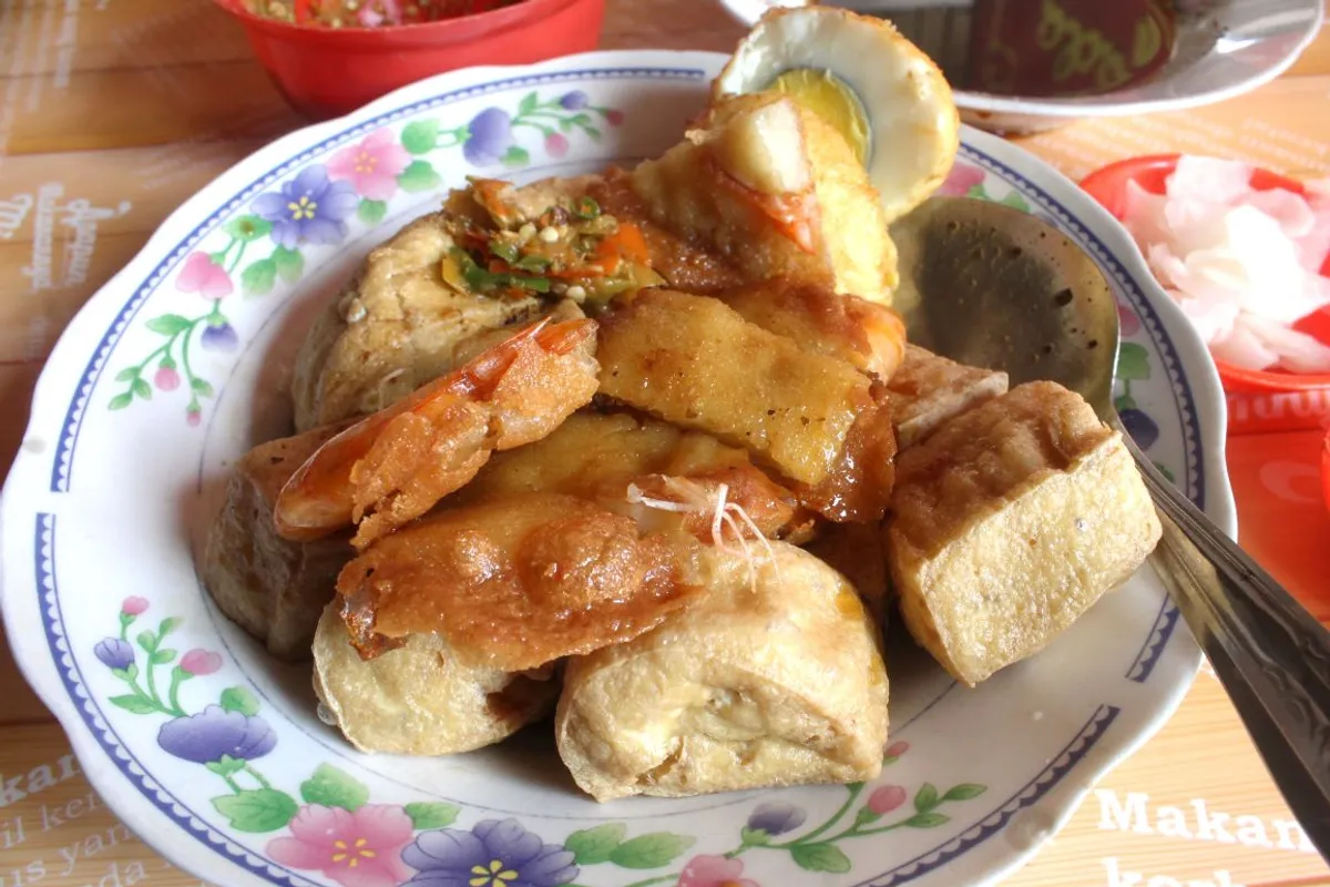 Tahu pong komplet, kuliner peranakan Tionghoa Semarang yang masih eksis hingga saat ini. (Sumber: Dokumentasi Penulis | Foto: Badiatul Muchlisin Asti)