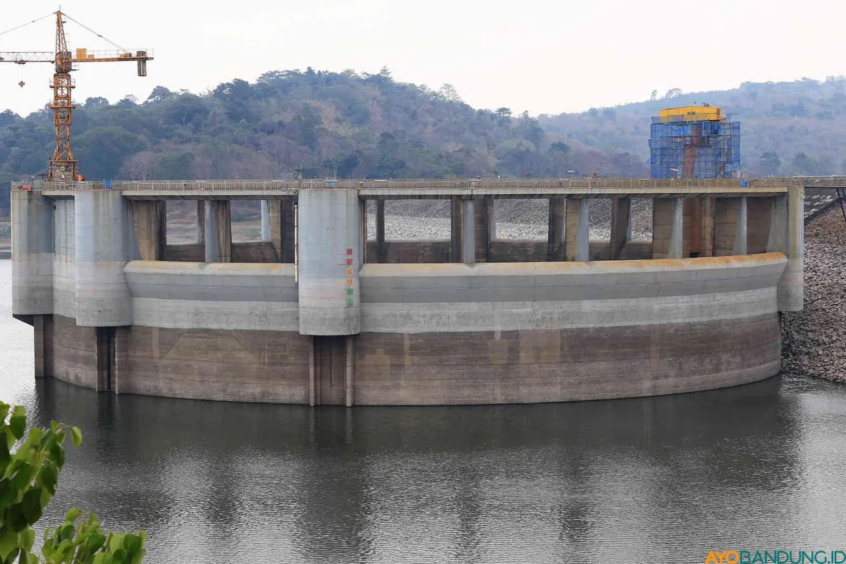 Pengelola Waduk Jatiluhur menyebutkan kemarau panjang pada Juli 2023 menyebabkan tinggi muka air waduk mengalami penyusutan hingga 10 meter atau 2 meter diambang batas kritis. Meski ada penyusutan muka air, namun kondisi Jatiluhur masih relatif aman. (Sumber: ayobandung.id | Foto: Irfan Al Faritsi)
