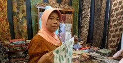 Di tangan Sipon, malam panas yang menari di atas kain bukan sekadar teknik, melainkan warisan yang menyatu dengan detak hidupnya. (Sumber: Ayobandung.id | Foto: Eneng Reni Nuraisyah Jamil)