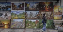 Jalan Braga tidak hanya menjadi saksi bisu kemegahan masa lalu, tapi juga rumah bagi seniman jalanan yang menantang arus zaman lewat goresan kanvas. (Sumber: Ayobandung.id)