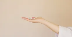 Dari dulu eksistensi apoteker di masyarakat belum setenar dokter ataupun perawat dan profesi tenaga kesehatan lainnya. (Sumber: pexels/Artem Podrez)