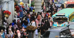 Sejumlah kendaraan terjebak kemacetan di Jalan Asia Afrika, Kota Bandung, Sabtu 5 April 2025. (Sumber: Ayobandung.id | Foto: Irfan Al-Faritsi)
