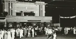 Para penonton Bioskop Rex Batavia saat pemutaran The Dawn Patrol tahun 1939. (Sumber: Leiden University Libraries Digital Collections)