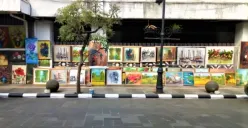 Jalan Braga tidak hanya menjadi saksi bisu kemegahan masa lalu, tapi juga rumah bagi seniman jalanan yang menantang arus zaman lewat goresan kanvas. (Sumber: Ayobandung.id | Foto: Eneng Reni Nuraisyah Jamil)