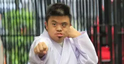 Anak dengan down syndrome berlatih karate di Pusat Informasi dan Kegiatan Persatuan Orang Tua Anak Dengan Down Syndrome (PIK Potads) Jawa Barat, Jalan Nanas, Kota Bandung, Senin 4 Agustus 2025. (Sumber: ayobandung.id | Foto: Irfan Al- Faritsi)