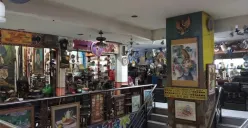Pasar Barang Antik Cikapundung menjadi museum terbuka yang hidup, menjaga agar lembar demi lembar masa lampau tetap bisa diakses generasi mendatang.