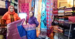 Duo Beradek Songket, usaha yang didirikan Rosalina dan saudarinya bukan sekadar bisnis kain tenun, melainkan pernyataan budaya yang terus hidup dan berkembang. (Sumber: Ayobandung.id | Foto: Eneng Reni Nuraisyah Jamil)