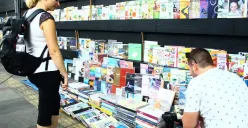 Wisatawan asing saat melihat koleksi buku langka atau edisi lama di Pasar Buku Cikapundung, Kota Bandung. (Sumber: Ayobandung.id)