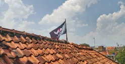Bendera Jolly Roger alias bajak laut Akagami dalam serial One Piece berkibar di permukiman warga Kota Bandung. (Sumber: ayobandung.id | Foto: Gilang Fathu Romadhan)
