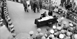 Proses Jepang menyerah tanpa syarat kepada Sekutu dalam Perang Dunia II di atas kapal USS Missouri. (Sumber: U.S. National Archives)