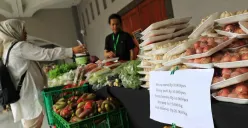 Pengunjung belanja pada Gelar Produk Pasar Tani di Bale Asri Pusdai, Jalan Diponegoro, Kota Bandung, Selasa, 18 Maret 2025. (Sumber: Ayobandung.id | Foto: Irfan Al-Faritsi)