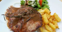 Bagaimana menghadirkan makanan berkualitas yang bisa dinikmati oleh lebih banyak orang, menjadi benih awal yang menumbuhkan D.A.R Steak and Cafe. (Sumber: Ayobandung.id | Foto: Eneng Reni Nuraisyah Jamil)