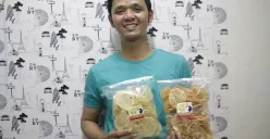 Muhammad Ridwan menunjukkan produk buatannya. (Foto: Dok. Ayobandung.com)