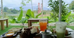 Menikmati Kuliner View Sawah (Sumber: Dokumentasi Penulis | Foto: Dias Ashari)