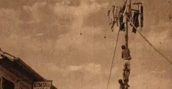 Panjat pinang di Makassar tahun 1920-an. (Sumber: KITLV)