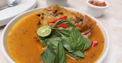 Erick tak pernah menyangka bahwa sebuah bumbu kuno dari Manado akan menjadi jembatan antara tradisi dan selera modern di tengah kota Bandung. (Sumber: Ayobandung.id | Foto: Eneng Reni Nuraisyah Jamil)