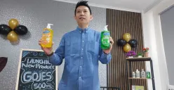 Andi tidak pernah membayangkan bahwa sebuah produk pembersih rumah tangga bisa menjadi pintu masuknya ke dunia bisnis yang penuh tantangan. (Sumber: Ayobandung.id | Foto: Eneng Reni Nuraisyah Jamil)