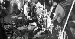 Dukun bermantel tambal sulam memberkati sesaji dalam salah satu festival di jawa pada masa Kolonial. (Sumber: Tropenmuseum)