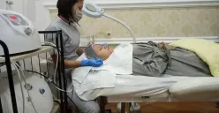 Perawatan kulit di MS Glow Aesthetic Clinic Kota Bandung. (Sumber: Ayobandung.id | Foto: Eneng Reni Nuraisyah Jamil)