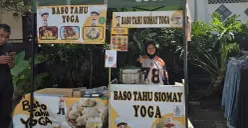 Yanti Suryanti, Owner Baso Tahu Yoga saat mengikuti bazar. (Foto: Dok. Baso Tahu Yoga)