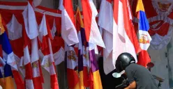 Warga membeli bendera merah putih di Jalan Ahmad Yani, Kota Bandung, Rabu 2 Agustus 2023. (Sumber: Ayobandung.id | Foto: Irfan Al-Faritsi)