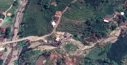 Sawah bertingkat di Desa Linggamanik, dengan Ci Pasarangan yang tampak kering. (Sumber: Citra satelit: Google maps)