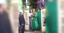 Sejumlah orang keluar dari kediaman Umi Cinta (Sumber: Instagram | Foto: Tangkapan layar)