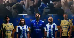 Ketum Viking Persib Club (VPC), Tobias Ginanjar menjadi salah satu model video peluncuran jersey Persib Bandung untuk mengarungi kompetisi Super League 2025/2026. (Sumber: Persib, VPC)