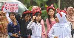 Siswa SD Negeri 067 Nilem dengan didampingi guru dan orang tua mengikuti karnaval merah putih saat melintas di Jalan Nilem, Kota Bandung, Kamis 14 Agustus 2025. (Sumber: ayobandung.com | Foto: Irfan Al-Faritsi)