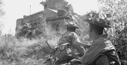 Tank pasukan Gurkha dalam sebuah pertempuran di Asia Tenggara tahun 1945. (Sumber: Imperial War Museums)