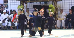 Masyarakat Adat Kampung Cireundeu Kota Cimahi saat menggelar Tradisi Tutup Taun 1957 dan Ngemban Taun 1 Sura 1958, Sabtu 3 Agustus 2024. (Sumber: Ayobandung.id | Foto: Irfan Al-Faritsi)